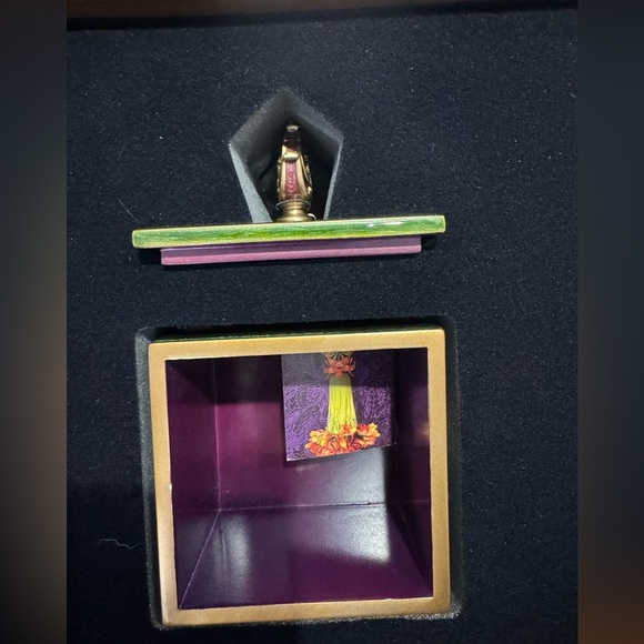 JAY STRONGEATER STATIONERY SQUARE MEDALLION BOX. “CHRISTINA” JEWELRY COLOR
5069 - Picture 11 of 11